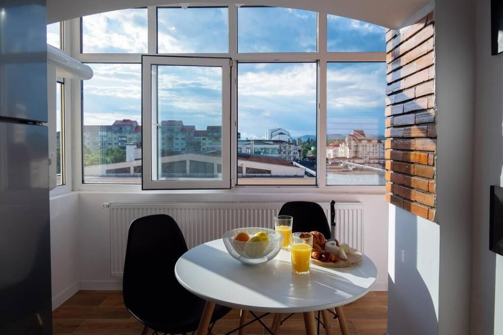 Studio With A View In City Center Targoviste Bagian luar foto