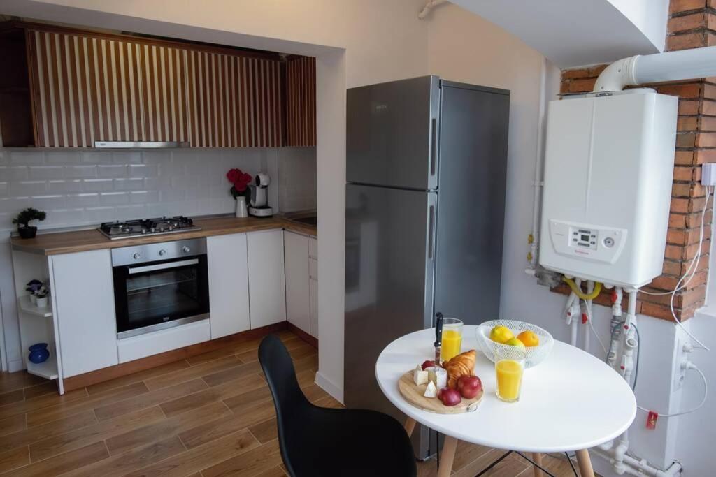 Studio With A View In City Center Targoviste Bagian luar foto