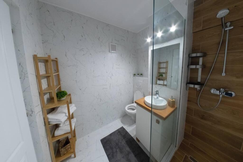 Studio With A View In City Center Targoviste Bagian luar foto