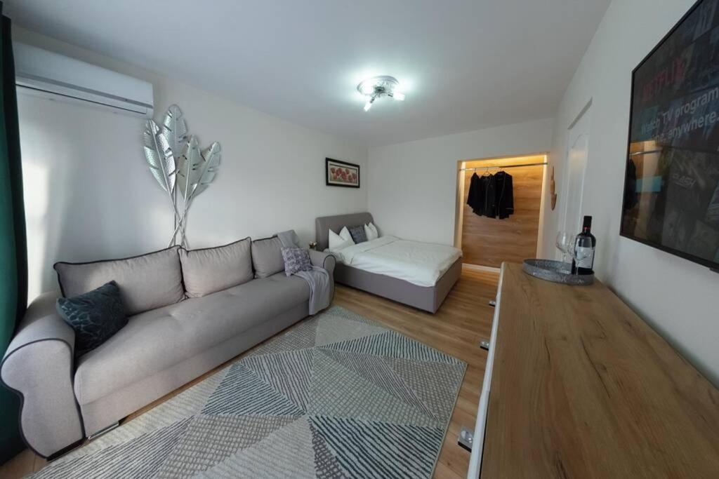 Studio With A View In City Center Targoviste Bagian luar foto