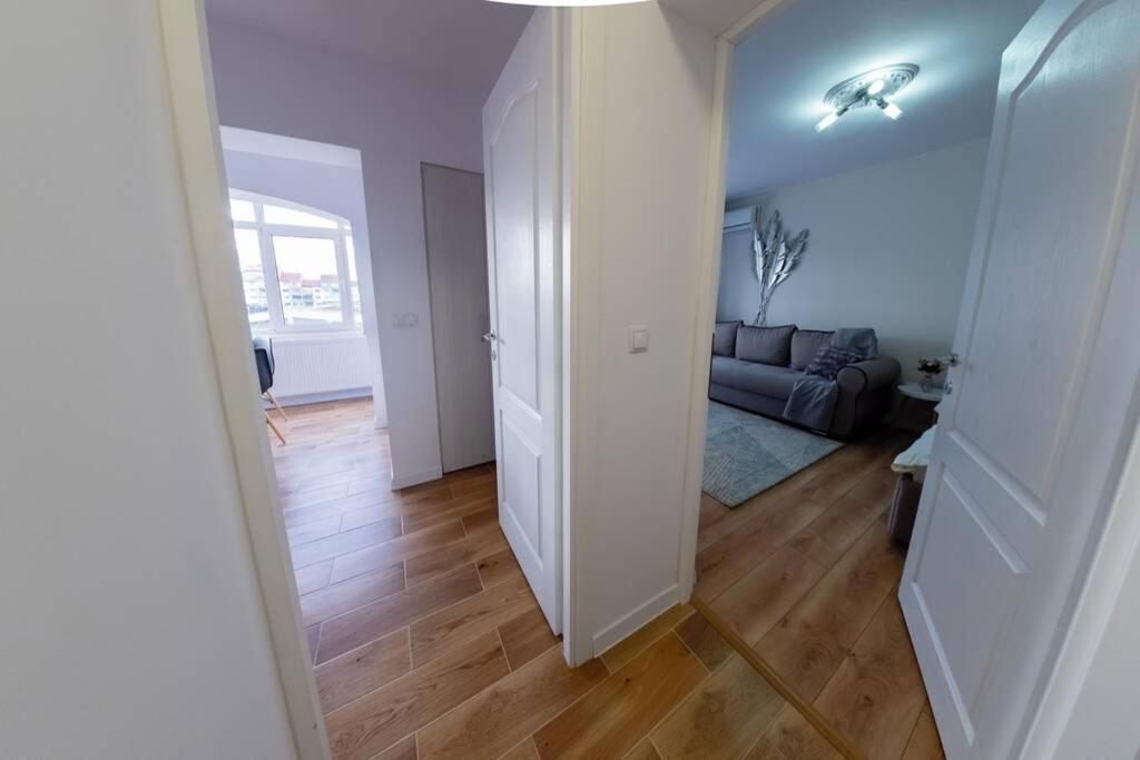 Studio With A View In City Center Targoviste Bagian luar foto